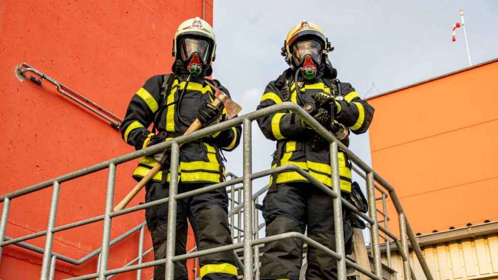 qual a diferença entre bombeiro civil e militar