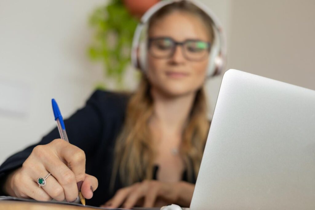 A ascensão dos cursos profissionalizantes online entre jovens adultos